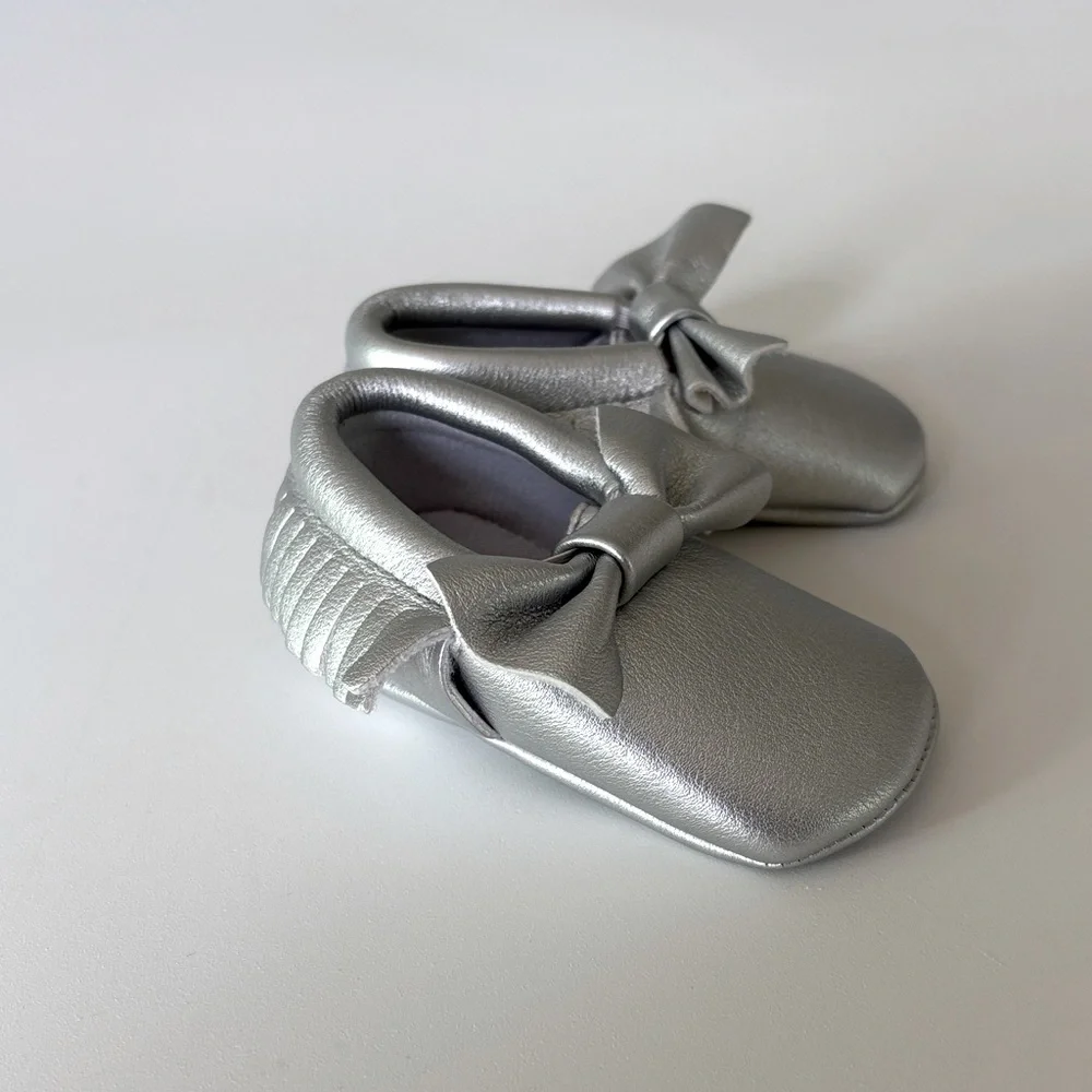 Romirus Baby Moccasins in Silver Metallic w/Bows & Fringe Photoshoots Size 2